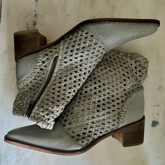 Free People Ladies Gray Leather Mesh Low Heel Ankle Boots size 11 - Picture 2 of 3